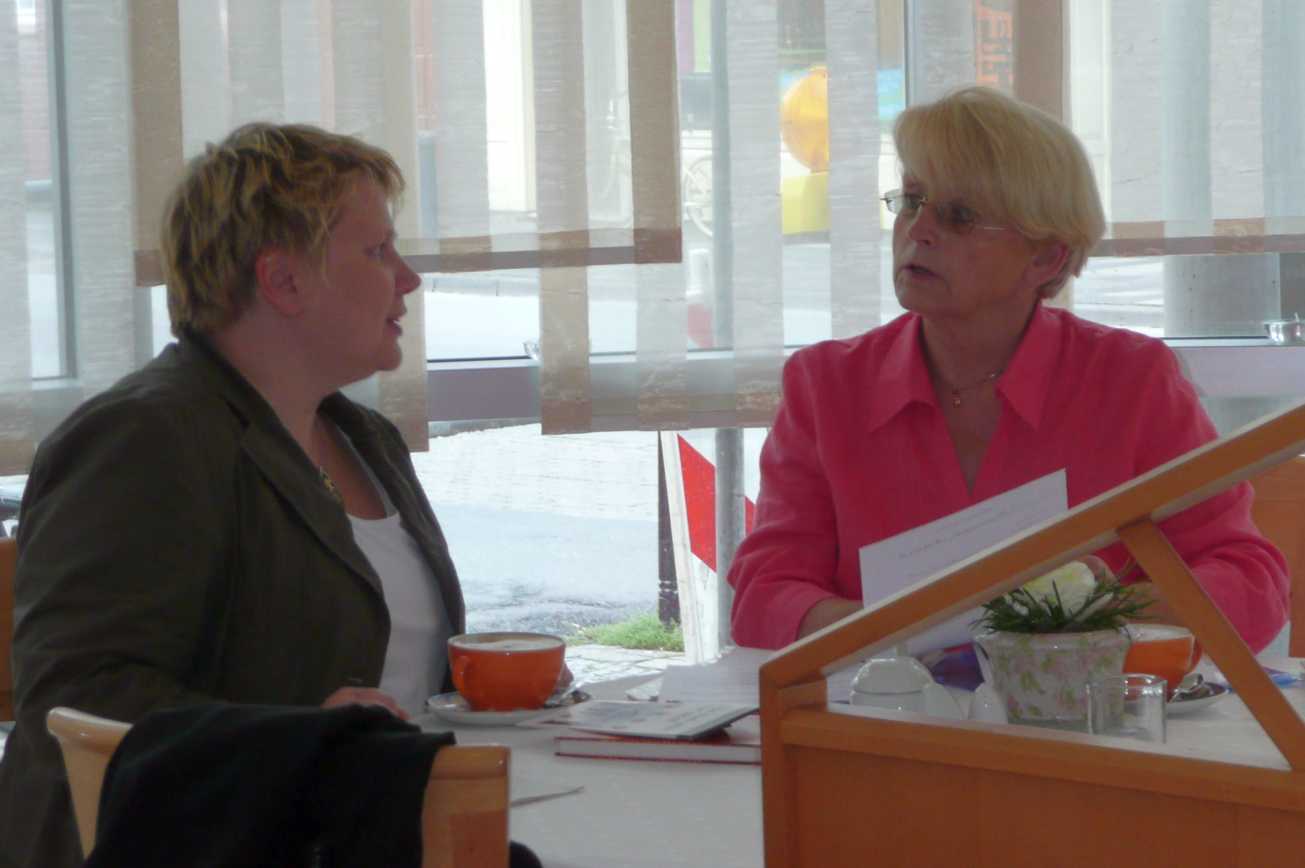 Gaby Schnell und Silke Niewohner im Gespräch